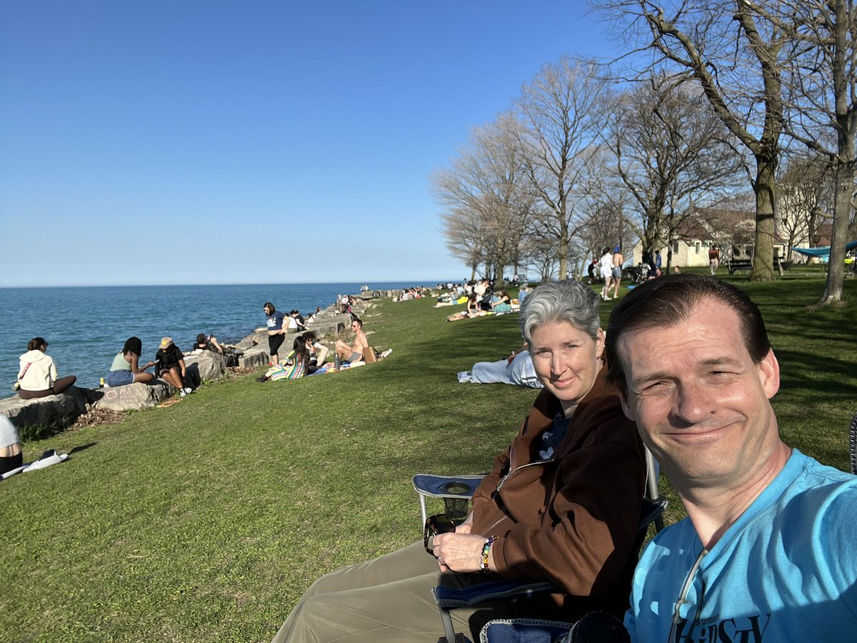 When your local park feels like you stepped into Seurat’s painting “Sunday Afternoon on the Grand Jette.” Chicago parks - chef kiss. South side lakefront - Promontory Point at 57th St in Hyde Park. #Chicago #thePoint #Seurat