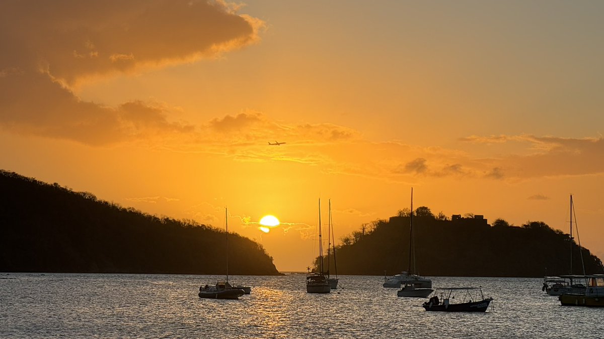 IamPascal's tweet image. Landing at the sunset in Carribean islands ! #AF816 live #FDF