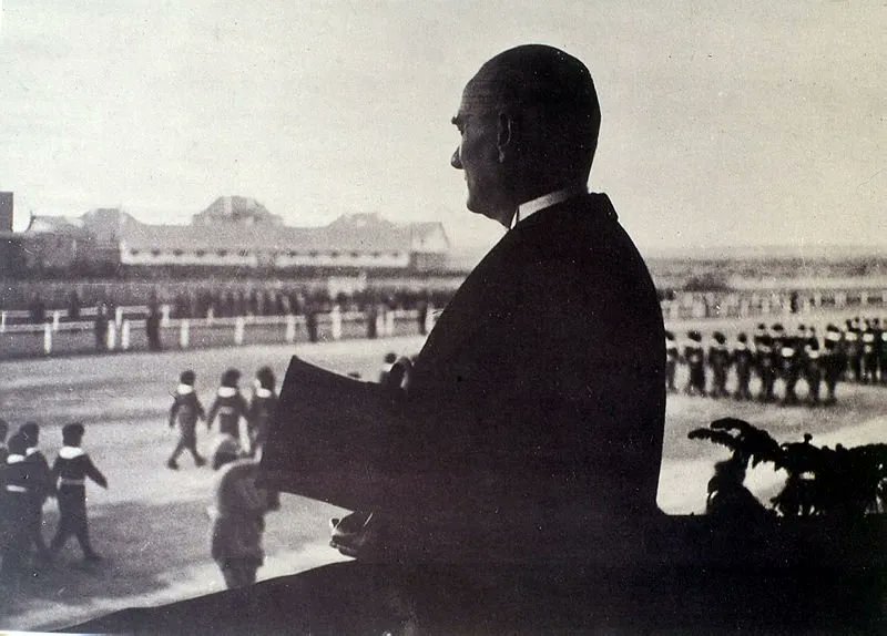 Gazi Mustafa Kemal Atatürk, Cumhuriyet Bayramı Törenlerini takip ederken. (29 Ekim 1935)