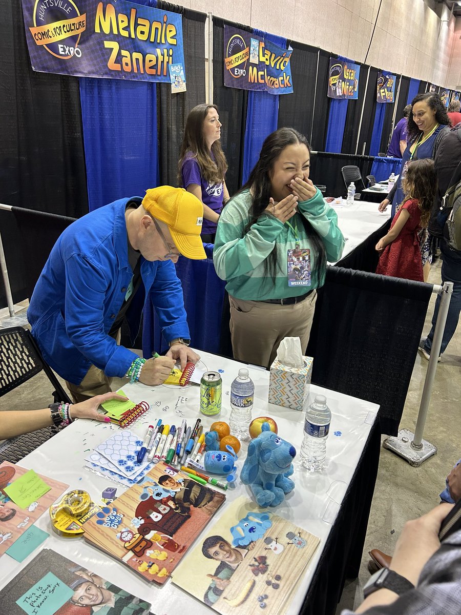 I FINALLY MET STEVE from BLUE’S CLUES, but before then, I saw this! The pure excitement and glee on that woman’s face while Steve autographs for her. That, that right there is why I love cons. 💙💙💚💚 @HsvExpo #BluesClues