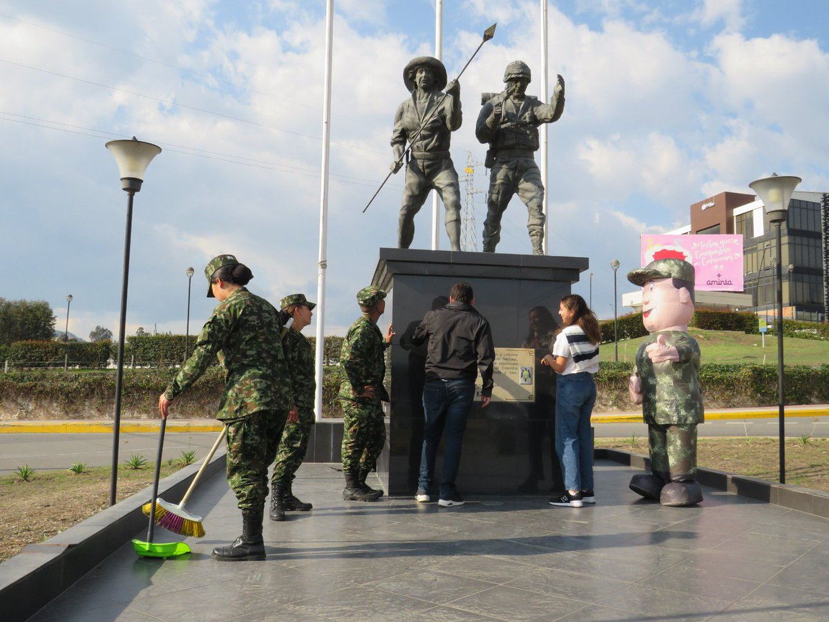 Con la comunidad de Tunja, nuestros soldados del Batallón de Infantería N.º 1 Simón Bolívar #PrimeraBrigada, protegen y realizan embellecimiento al monumento Héroes de la Libertad, que se encuentra en la glorieta de la capital de #Boyacá. #SiempreATuLado