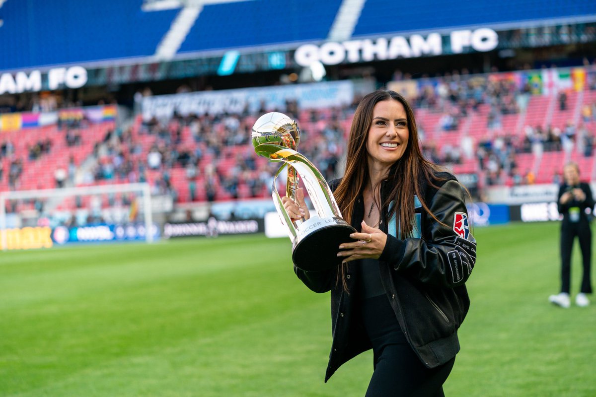 Kriegs being at the Gotham home opener to celebrate their championship just feels right🖤💪 Also, that jacket?? @alikrieger 😮‍💨