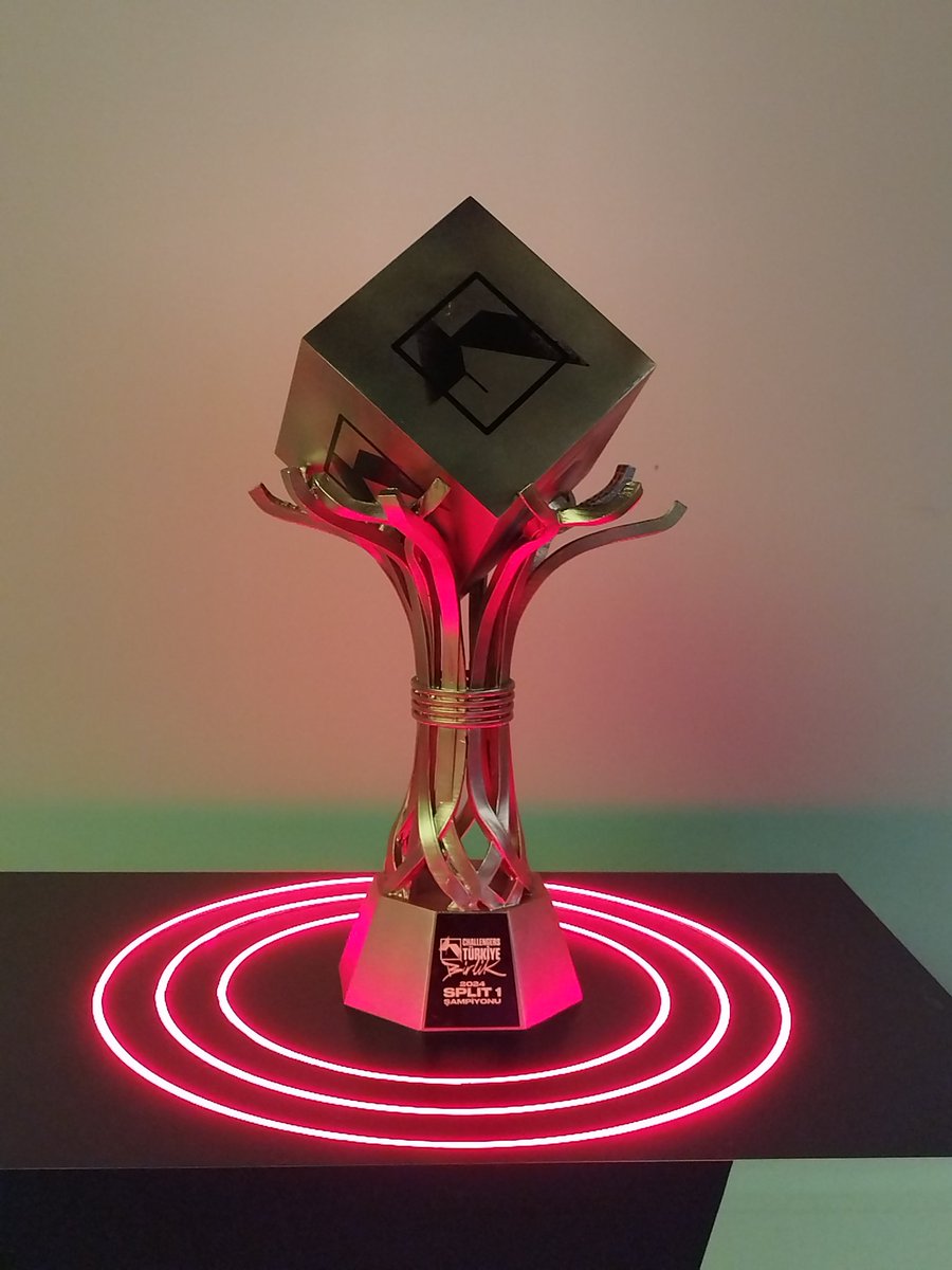 ESA Arenada düzenlenen FF vs DA maçı'nın kupası ve kazanan <a href="/firefluxesports/">Fire Flux Esports</a>'a buradan tebrikler güzel bir karşılaşmaydı.