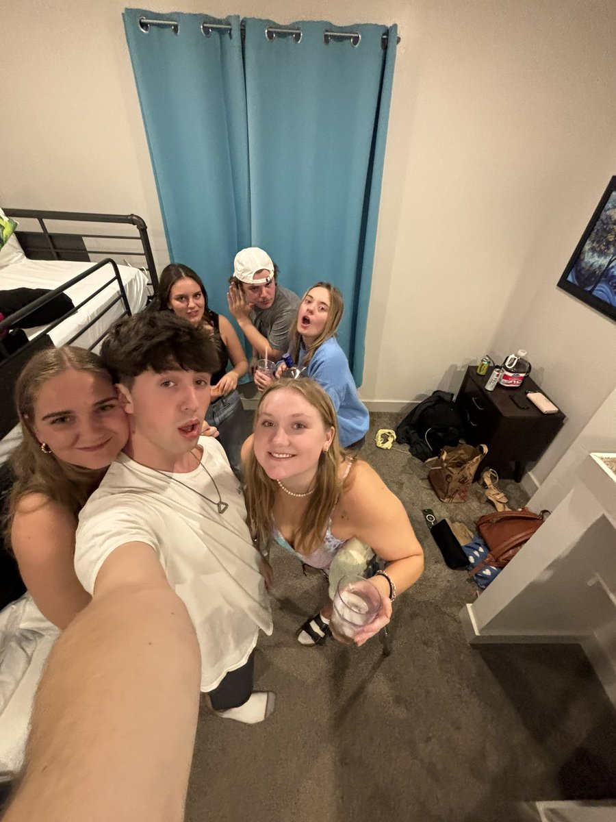 fainted________'s tweet photo. Frat formals on top https://t.co/09IWVPvu10