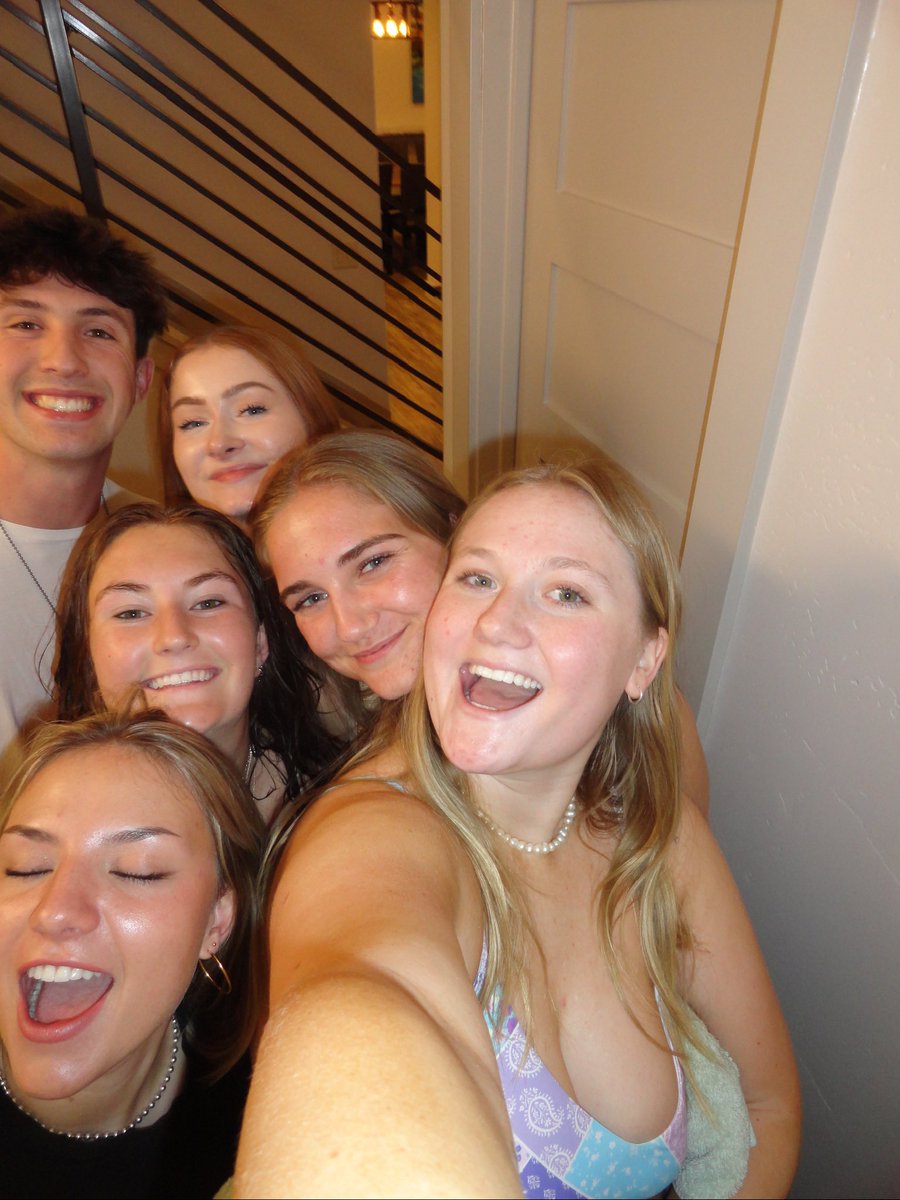 fainted________'s tweet photo. Frat formals on top https://t.co/09IWVPvu10