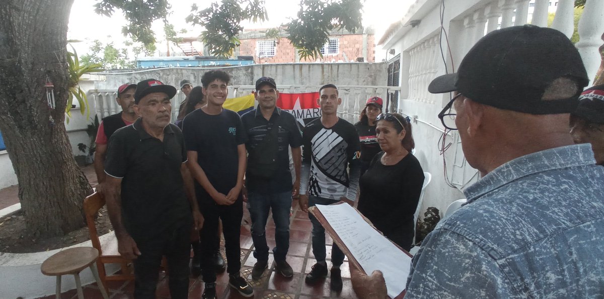 NvaEspartaMRT's tweet photo. 🔴⚫ FORMACIÓN TUPAMARO
Fuerzas TUPAMARO de Nueva Esparta, realizaron Circulo de Estudios con miembros de la DRO. Al finalizar la actividad se conformó y juramentó la #Célula @TupamaroMRT_ #LlanoAdentro en Porlamar, municipio #Mariño #LaEraRebelde @NicolasMaduro
#DaleConMaduro https://t.co/nbF6cqQO9a