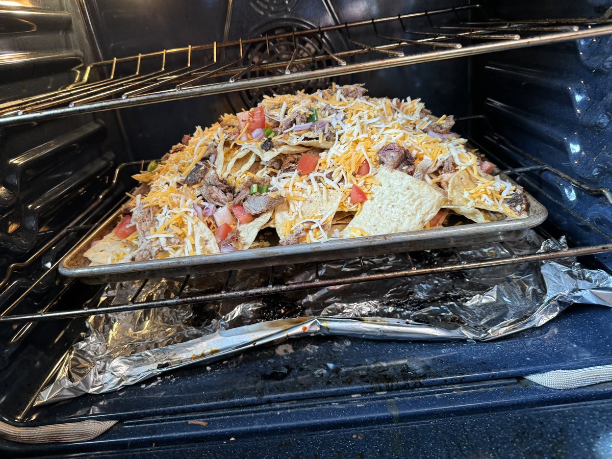 ChesterMcNicho2's tweet photo. Masters Sunday pulled pork nachos with the Saturday fight night neglected pulled pork that turned out 🔥 https://t.co/oTxXC3pTEJ