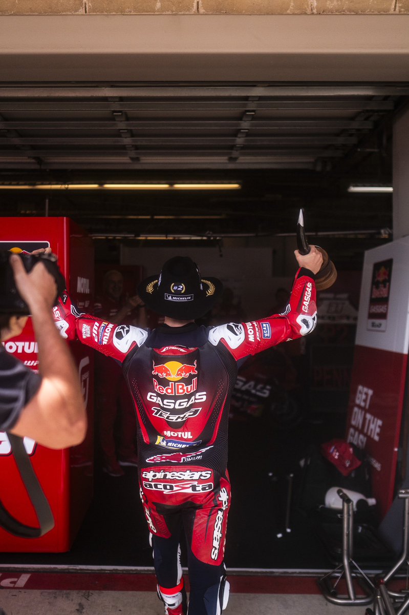 37_pedroacosta's tweet photo. Wooow!! Second podium in a rooow!! 😎 🦈 Thanks team @Tech3Racing 🫶🏻

——

Wooow!! Segundo podio consecutivo!! 😎🦈 ¡Gracias equipo @Tech3Racing! 🫶🏻 #AmericasGP

📸 @ManuTormo / Paco Díaz https://t.co/s1kJLgSRE1