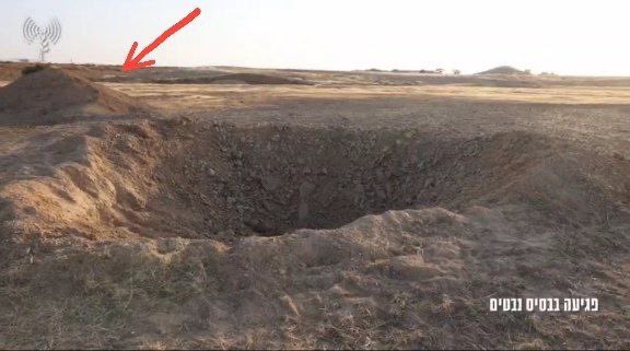 adictoapple's tweet image. En un clip publicado por el ejército israelí, hay un agujero que, según dicen, fue el lugar de una colisión de misiles iraníes, y los misiles impactaron en la base con un error muy alto, sin impactar en un cobertizo o equipo militar.

Pero con un poco de atención, nos damos…