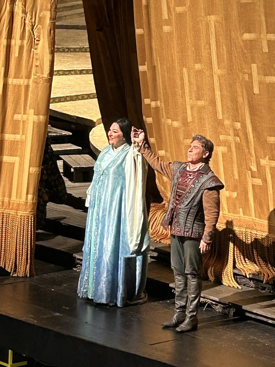 Curtain calls at the intermission. Excitement palpable in the house as we get ready for « nessundorma » par excellence by @roberto_alagna