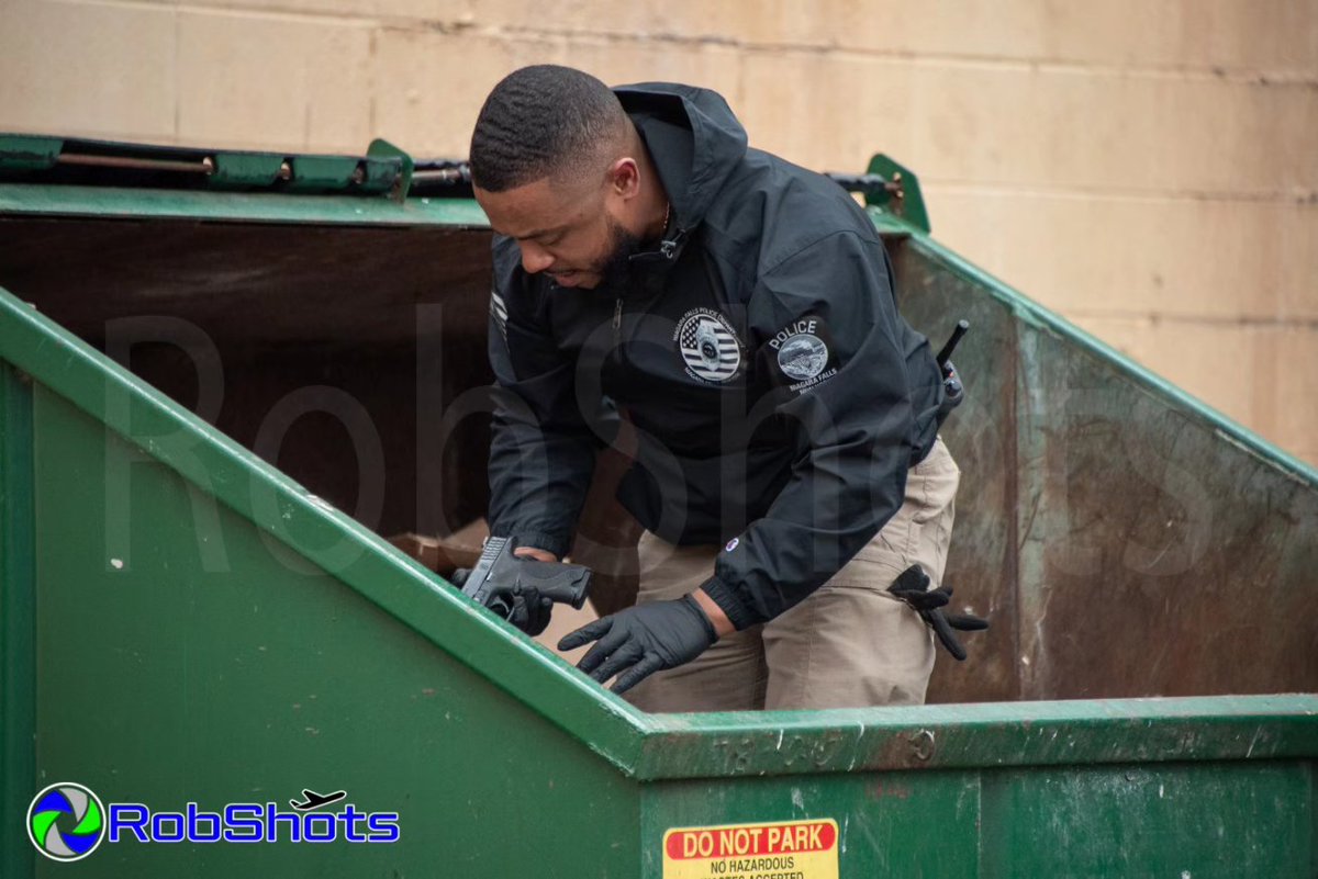 RobShots tweet media