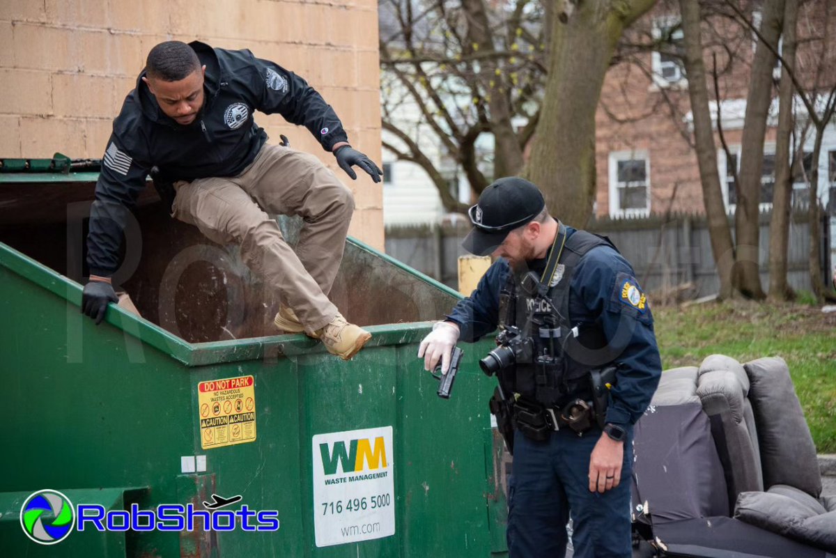 RobShots tweet media