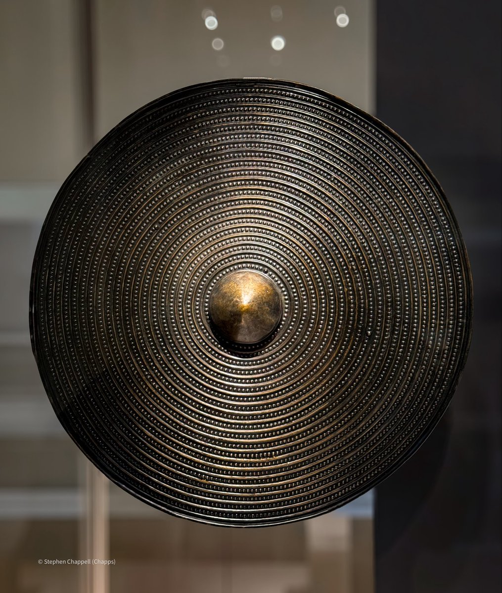 Simple *and* complex. This Late Bronze Age (bronze) shield from Wales is decorated with alternating concentric rows of ribs and small bosses. The central conical boss gives additional dimension to this parade shield. 12th-10th c. BCE #BritishMuseum 📸 me