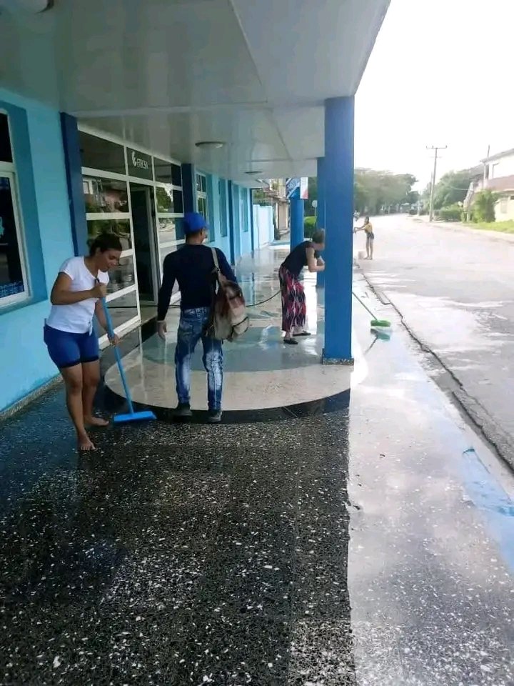 YudelkisOrtizB's tweet photo. "Dónde está la gente que quiere amar.Dónde está mi gente.Dónde el estudiante. Dónde las mujeres.Vamos que la calle y la libertad saben nuestros pasos.Vamos a inundar toda la ciudad con nuestro abrazo"

Higienización en los barrios de  #ProvinciaGranma, aquí #LaPremisaEsHacer https://t.co/BwT1H8Ktvm