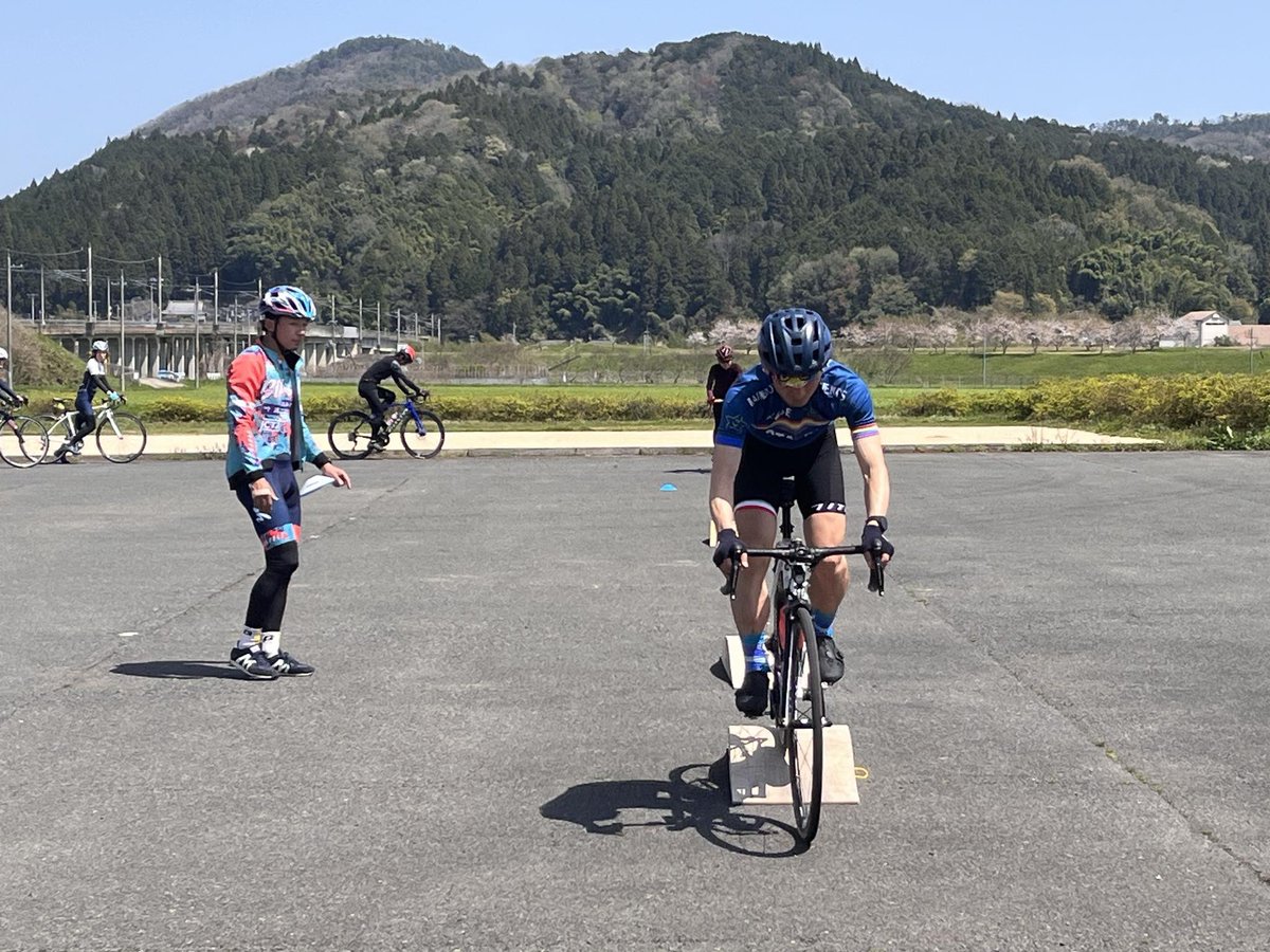 iwapucci's tweet photo. StokedcycleさんとCXチャンプ竹之内��さんのロードバイクスクールに参加��走りを見ただけで苦手な動きをピタリと指摘されて、改善のための練習方法を教わりました。自転車はバランスが基礎だから、台の上だけではこれは無理。帰って練習だ。
#yu_takenouchi #stokedcycle #toyoframe #7ita #7italia https://t.co/Yf0l9ZTLEL