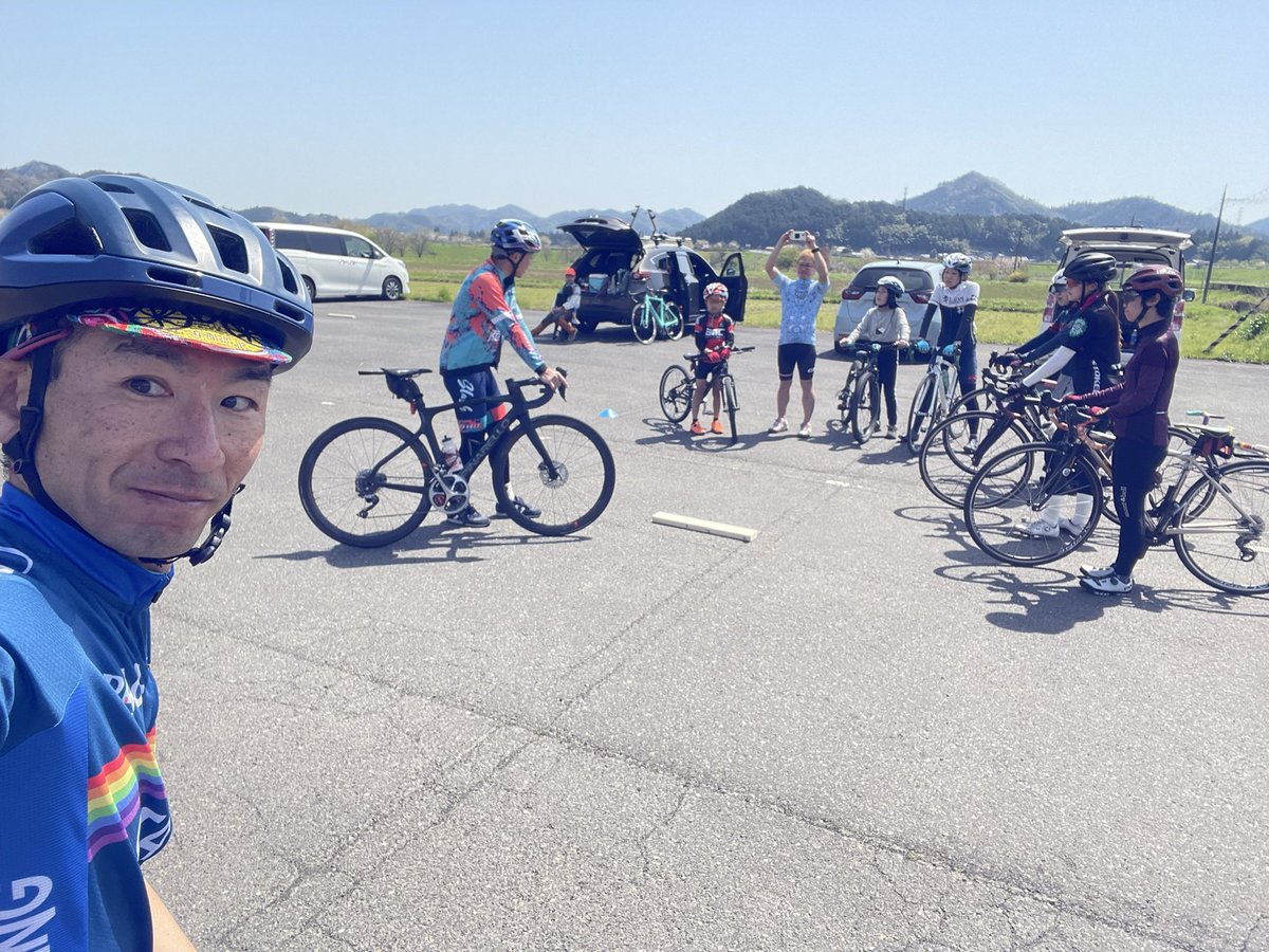 iwapucci's tweet photo. StokedcycleさんとCXチャンプ竹之内��さんのロードバイクスクールに参加��走りを見ただけで苦手な動きをピタリと指摘されて、改善のための練習方法を教わりました。自転車はバランスが基礎だから、台の上だけではこれは無理。帰って練習だ。
#yu_takenouchi #stokedcycle #toyoframe #7ita #7italia https://t.co/Yf0l9ZTLEL