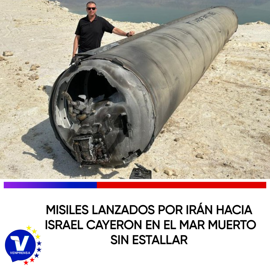 #LaImágenDelDía 
Un hombre posa al lado de un misil lanzado la noche de este domingo desde Irán hacia Israel, muchos de estos dispositivos bélicos, no estallaron, cayendo en una playa del Mar Muerto sin cumplir su objetivo. #14Abr #VenprensaInforma