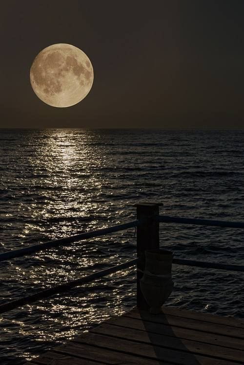 la luna y el mar, perfecta combinación