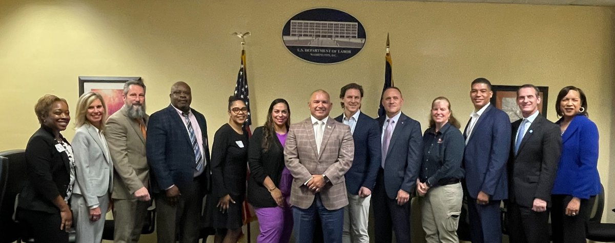 Assistant Secretary James D. Rodriguez hosted a #Veteran and #MilSpouse Entrepreneurship Round Table event this past week at @USDOL. 

Interested in starting a business? @SBAgov has extended Boots to Business Reboot to #OBTT participants. Learn more at: dol.gov/agencies/vets/…