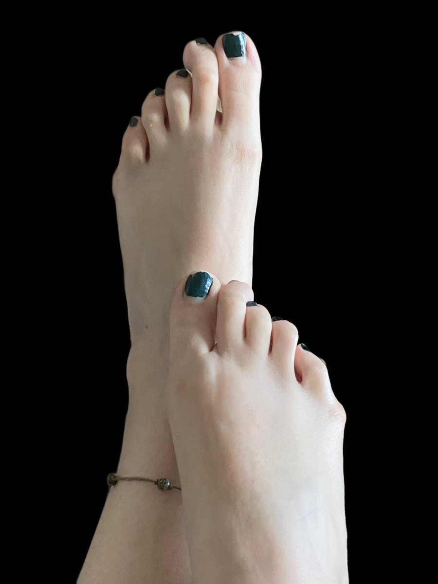 brodijay_'s tweet photo. feet pics for sale! chipped nail polish for a pervious client. Message me for more :) #findom #feetcare #Feet #feetworshi̇p https://t.co/lFUcFaMi90
