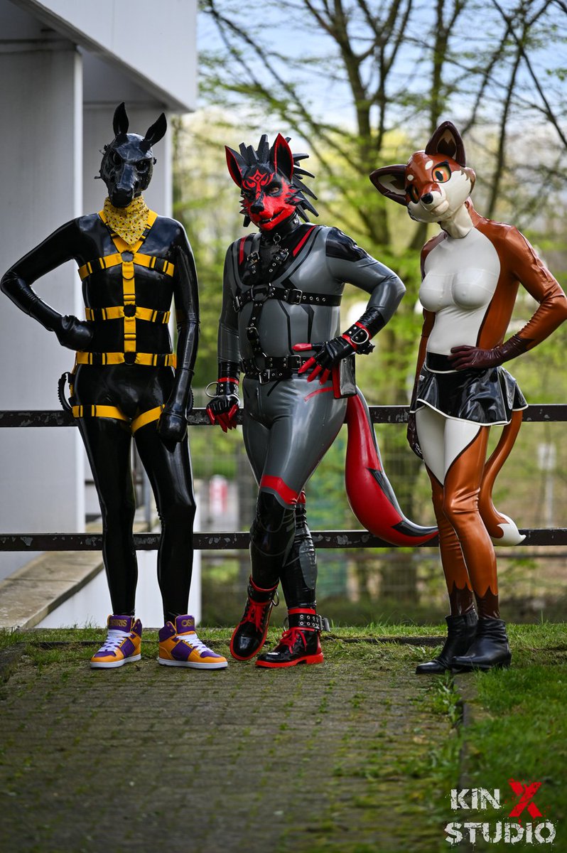 Latonex's tweet photo. Move along or have a good time 😏

With the cute @Kanahusky and @dark_furano ^^

📸: @AkaroRubberdog https://t.co/GfckRkNl1u