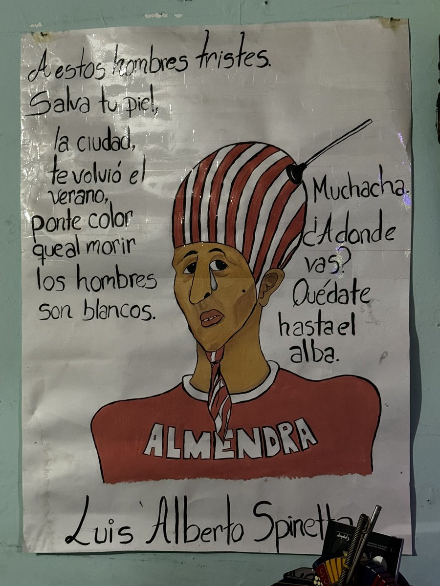Anoche me llevaron para orientar, desde mi experiencia a una niña que estando en una situación desfavorable, su sueño es ser cantante y cuando vi este cuadro en la sala de su casa pintado por ella supe que realmente era yo quien tenia que pedir su consejo …