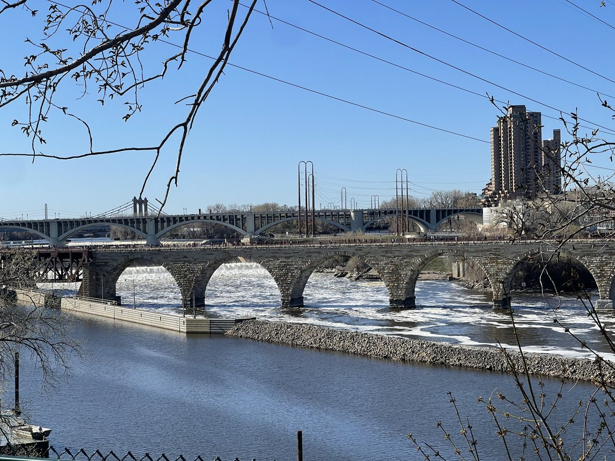 BryanJBradford's tweet photo. Because I knew walking across would be an adventure, I found a spot to view it before closure until 2026. 👍🏾
#StoneArchBridge #Mpls 🌉 https://t.co/cEOAfCjXML