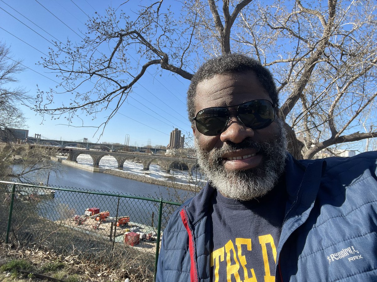 BryanJBradford's tweet photo. Because I knew walking across would be an adventure, I found a spot to view it before closure until 2026. 👍🏾
#StoneArchBridge #Mpls 🌉 https://t.co/cEOAfCjXML