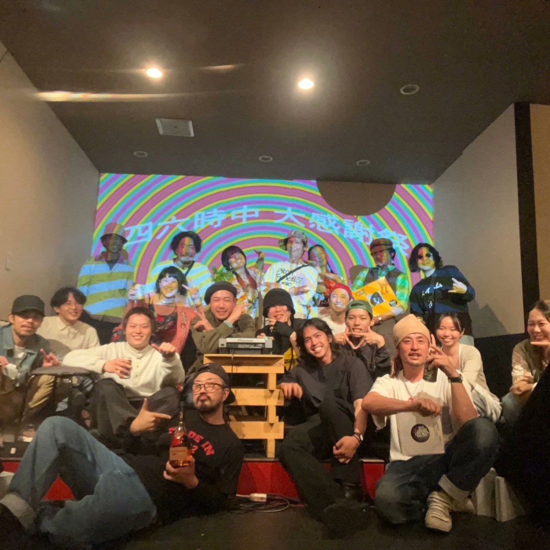 NwcSyvnlLH2PBAW's tweet photo. 四六時中いろんな方に感謝して一旦記念写真撮りました🎶
4/14 @HIKONEBENIHANA2 
DJもVJもMC（rap）もバーカンも物販もお客さんも主催もお客さんも終始ピースな感じで個人的には楽しめました🙋若い客層も新鮮で嬉しかったです。 https://t.co/lgTs54nqJm