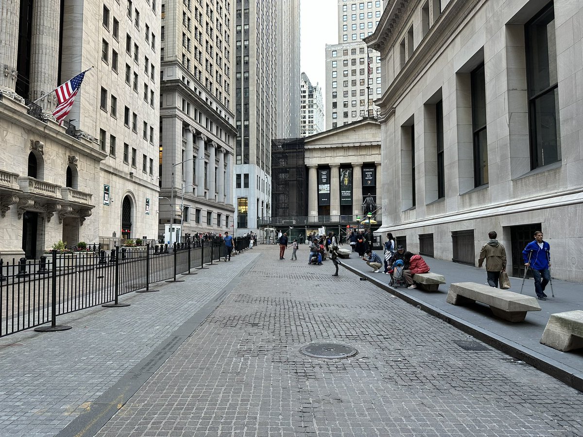 Pedestrianized Broad Street is wonderful (especially on a lovely spring evening). Time to ban cars from FiDi. @StreetsblogNYC @StreetsPAC