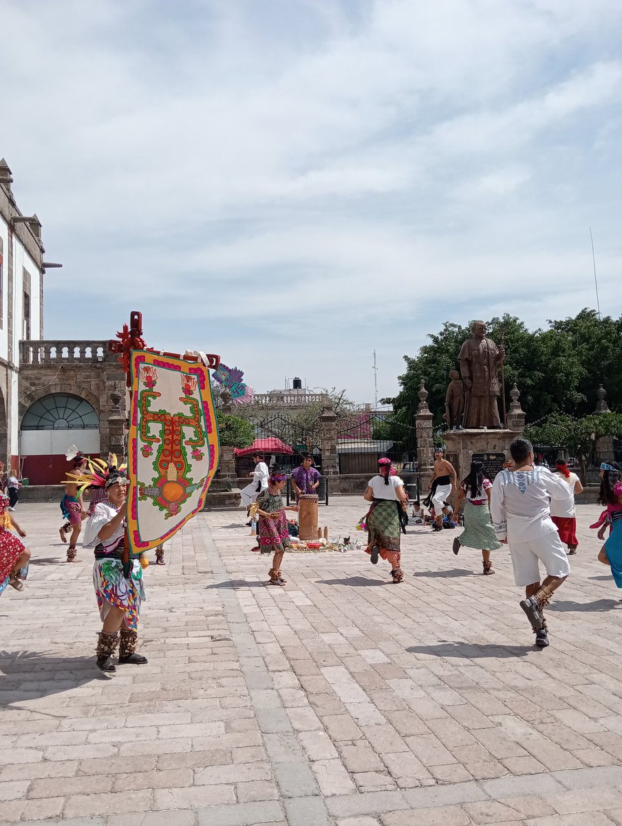 Alebrijes y danzas aztecas en una mañana dominical en Zapopan...