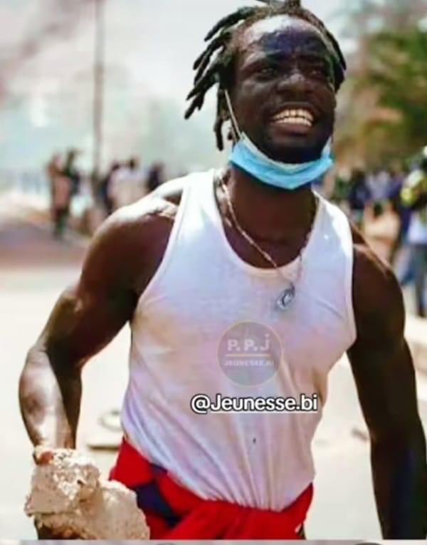 MafiaKaccKacci1's tweet photo. C'est un soldat inconnu qui a combattu a gagné et est retourné dans l'anonymat et ils représentent la majorité des éléments qui croient à ce projet ba legui ken xamou ko ❤️✊🏾

Ça coûte 0€ de Rt🇸🇳
#MafiaKaccKacci1 https://t.co/5ahpsYNKQM