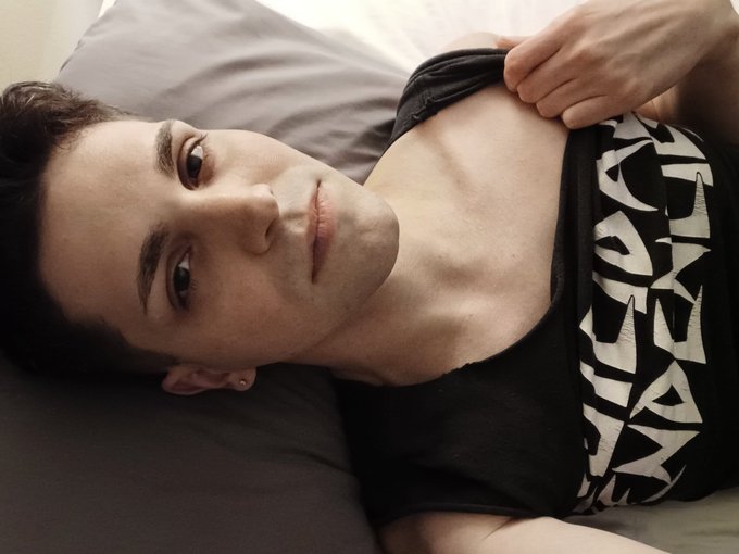 Hey this neck and shoulder needs to be kissed https://t.co/b1p5UGNAie