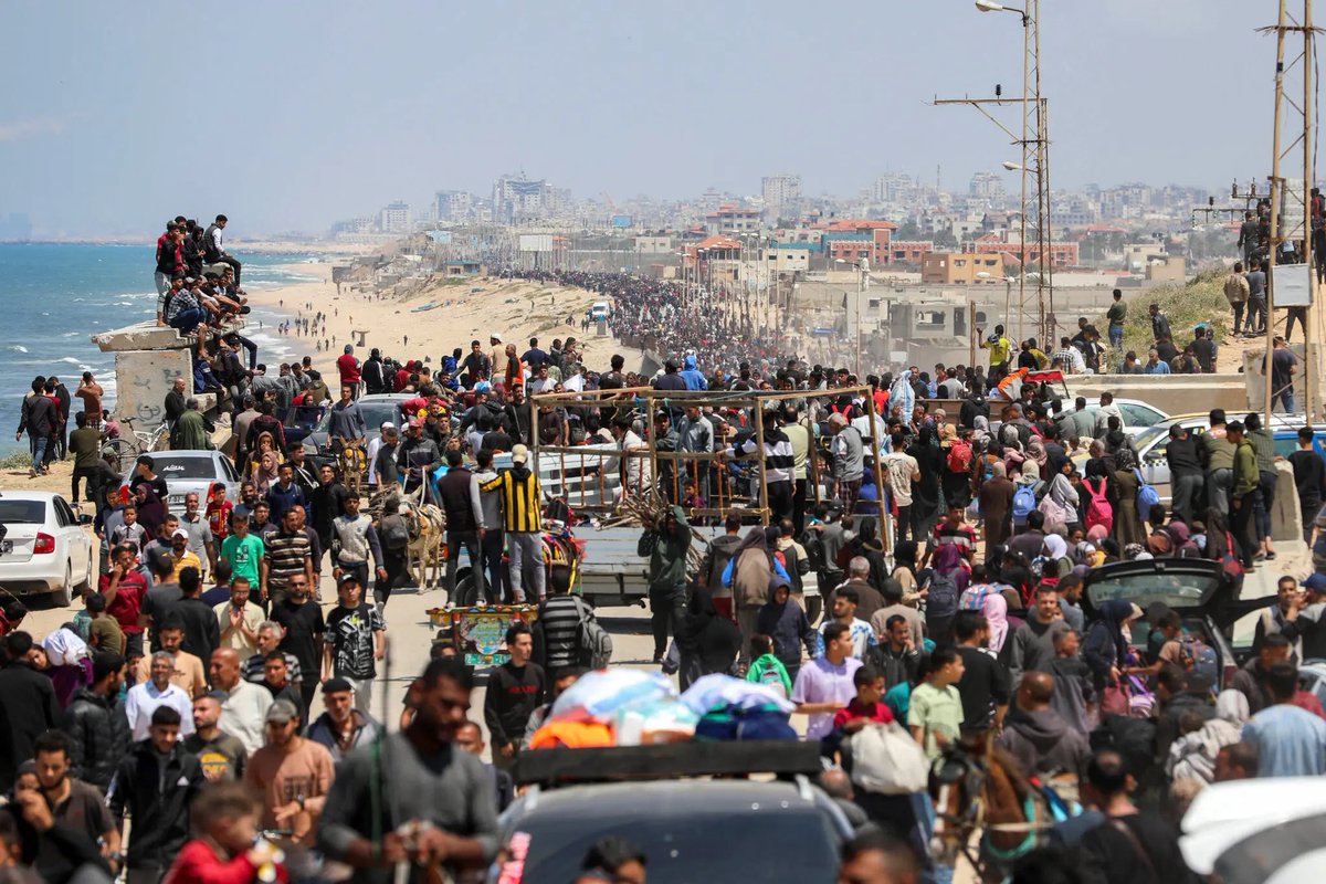 #Gaza una foto impressionante.Migliaia di palestinesi cercano di tornare al nord della Striscia sperando di trovare le loro case,ma esercitò israeliano li blocca e spara nytimes.com/live/2024/04/1…