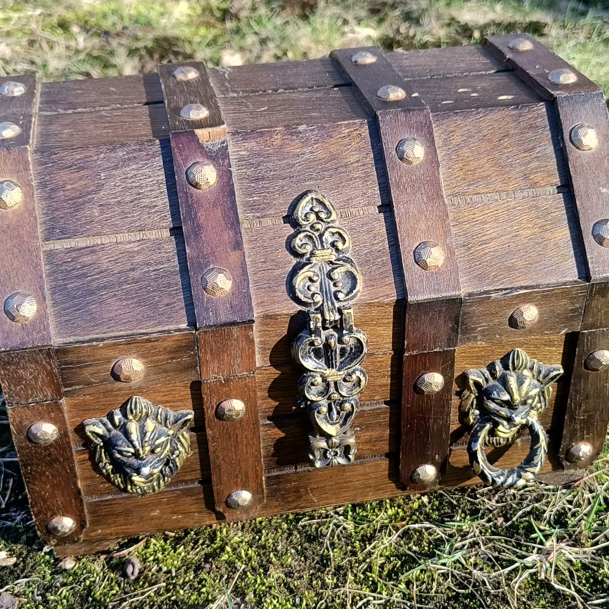 WitchFoxVT's tweet photo. My darling Sleepy helped restore a piece for me. This chest once belonged to my grandma and held her little knick knacks. The kid was broken and the chest needed a little tlc. Sleepy restored it for me so now I have an heirloom dice chest. https://t.co/AjQ5SoWpg4