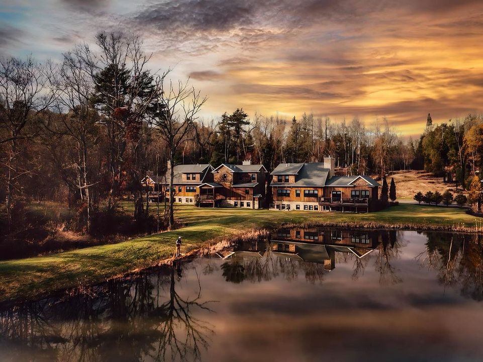 Put a spring in your step at @ThePreserveRI, Rhode Island. From horseback riding to fishing, adventure trails to these picturesque Hobbit Houses, perfect for a family photoshoot, unforgettable memories are made here. Learn more: bit.ly/3TYlaQb #ThePreferredLife #Family