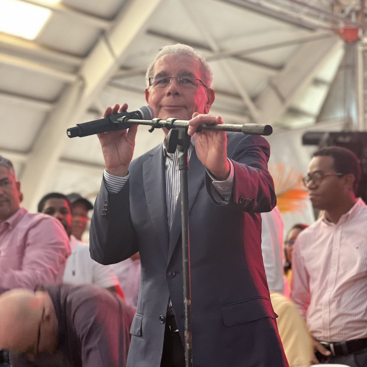 Robertdelacruzw's tweet photo. El evento de juramentación fue un torbellino de energía en Dajabón. Con la presencia del presidente del @PLDenlinea , Danilo Medina, y la candidata a Senadora Sonia Mateo, junto con los candidatos a diputados/as, la atmósfera estaba cargada de entusiasmo y determinación. ¡Momentos únicos que encendien la chispa de una campaña llena de fuerza y unidad! ⭐️