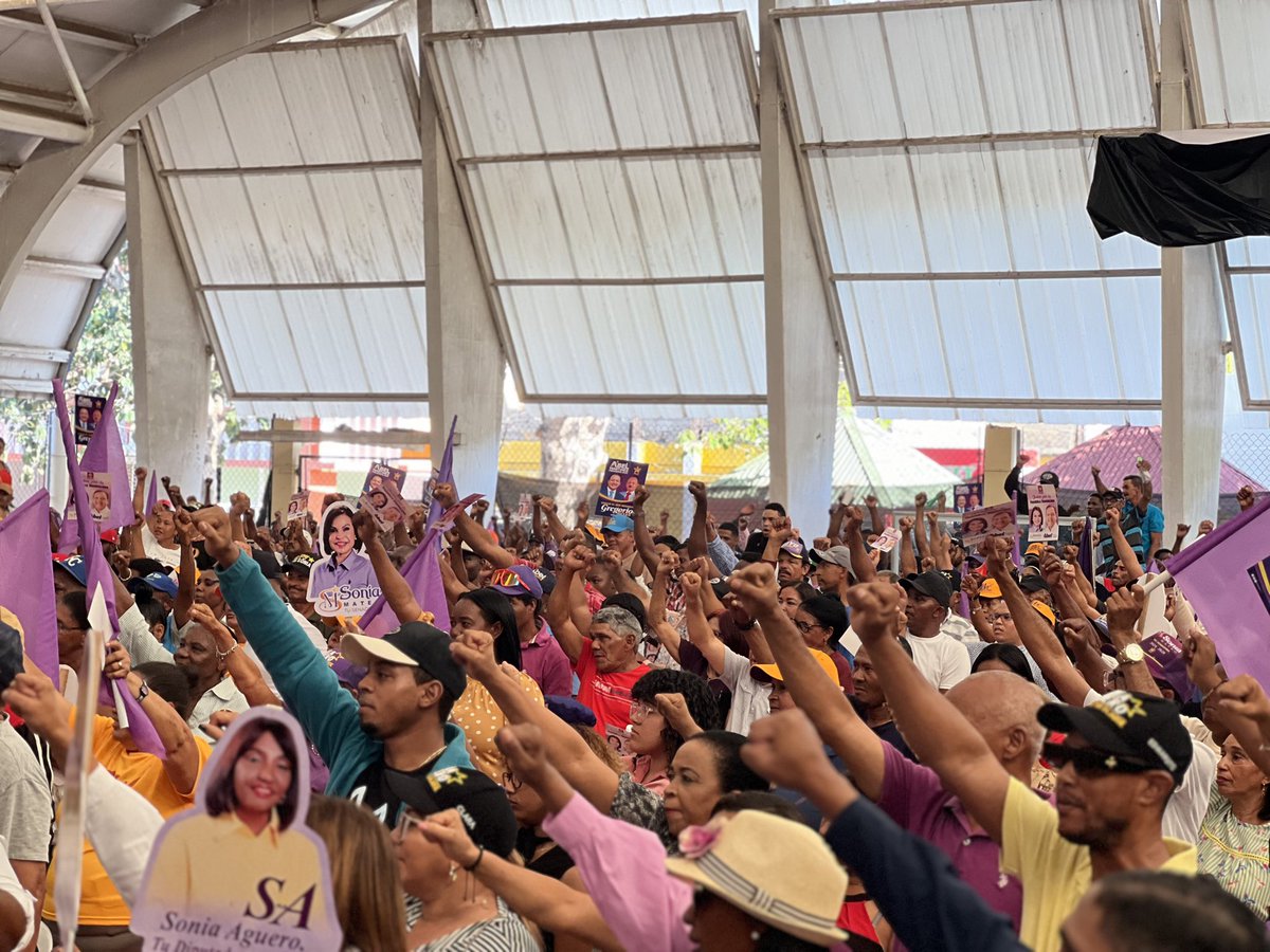 Robertdelacruzw's tweet photo. El evento de juramentación fue un torbellino de energía en Dajabón. Con la presencia del presidente del @PLDenlinea , Danilo Medina, y la candidata a Senadora Sonia Mateo, junto con los candidatos a diputados/as, la atmósfera estaba cargada de entusiasmo y determinación. ¡Momentos únicos que encendien la chispa de una campaña llena de fuerza y unidad! ⭐️