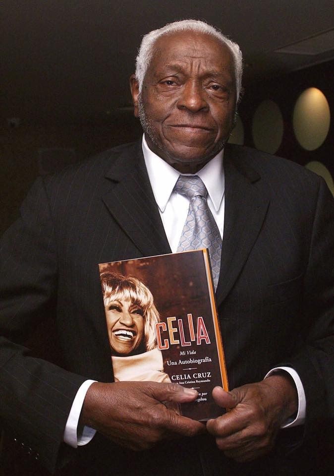 Chris_Montz's tweet photo. Poco antes de su muerte, Celia Cruz concedió una serie de entrevistas a Ana Cristina Raymundo, sumando un total de 500 horas grabadas, con el propósito de que la periodista pudiera redactar su autobiografía autorizada. Así, por primera vez, y en sus propias palabras, Celia Cruz relata la crónica de su vida, compartiendo sus momentos de alegría, tristeza y los numerosos desafíos que enfrentó para convertirse en una de las artistas más destacadas de nuestra era. Si tiene la oportunidad, no deje pasar la ocasión de leer la biografía de ‘La Reina de la Salsa’ narrada por su protagonista.