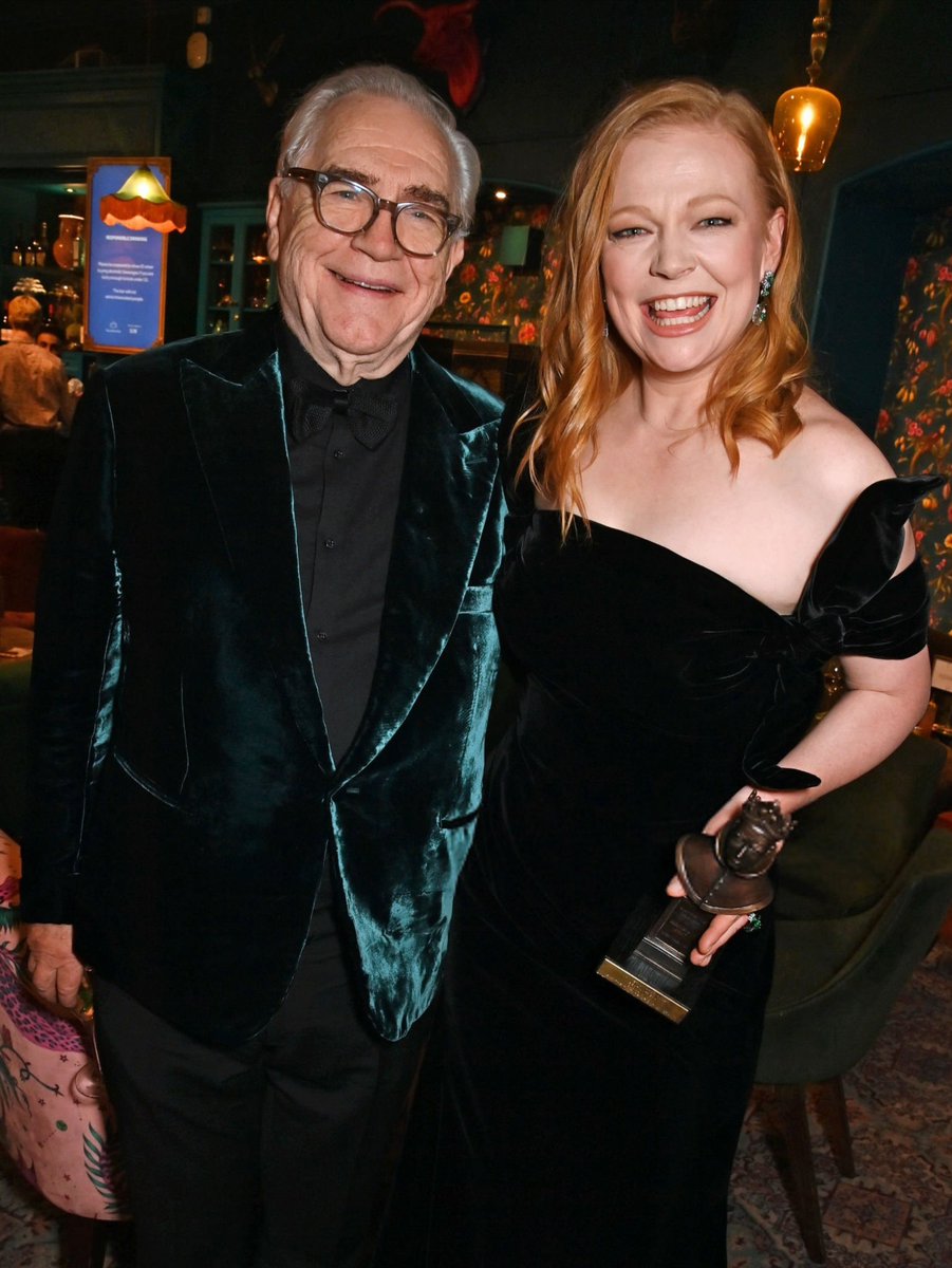 Qué lindo ver a SARAH SNOOK seguir arrasando en los premios. Esta vez se llevó el Olivier Award a la Mejor Actriz tras interpretar a los 26 personajes de la obra THE PICTURE OF DORIAN GRAY. Y hubo reencuentro con su papá ficticio Brian Cox. Amo 💖🥰 #OlivierAwards #Succession