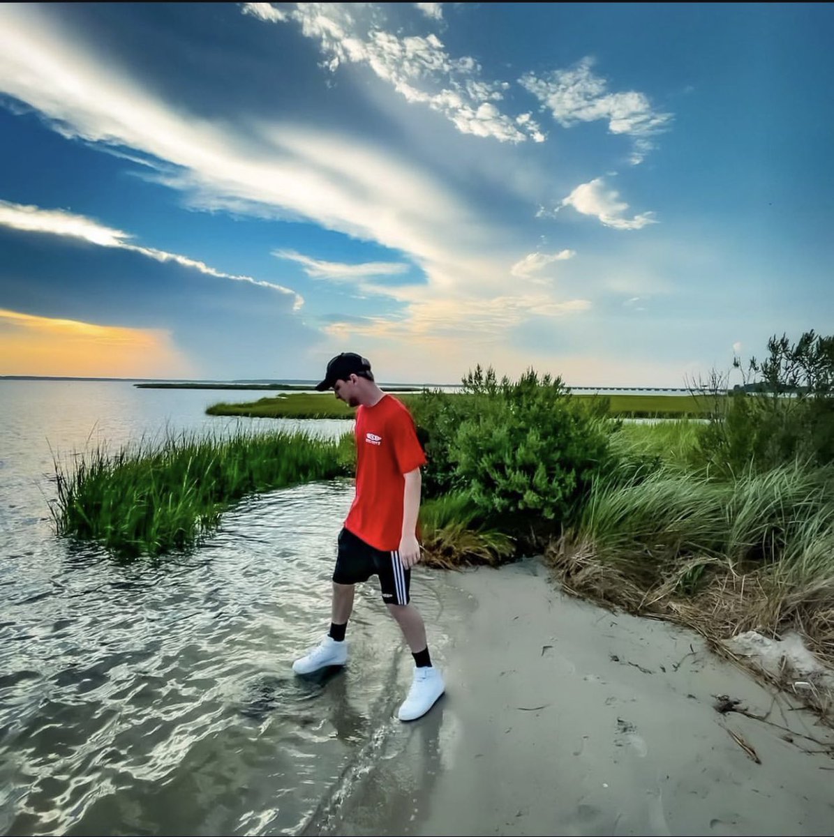 Jameselloit's tweet image. Take a moment to stop and be present 
Life moves quick, sometimes we have a minute to slow it down 🙌