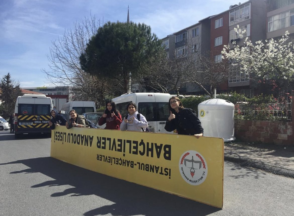 sozuerovski's tweet photo. küçük koltuğunuz çok tatlıymış. biz lisemiz yıkıldı diye tabelasını almıştık.
anı. https://t.co/5x1N8DxXa6