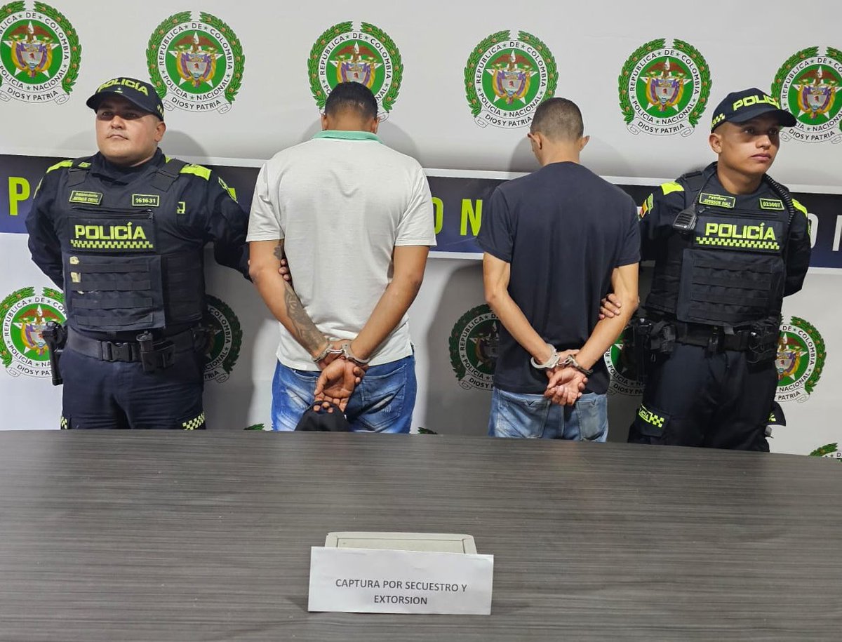 En #Medellín mediante labores de patrullaje, en #Manrique fueron capturados dos hombres por el delito de secuestro extorsivo. Cuando intimidaban a una persona, exigiéndole 700 mil pesos para devolverle un vehículo tipo taxi. Dejados a disposición de la @FiscaliaCol