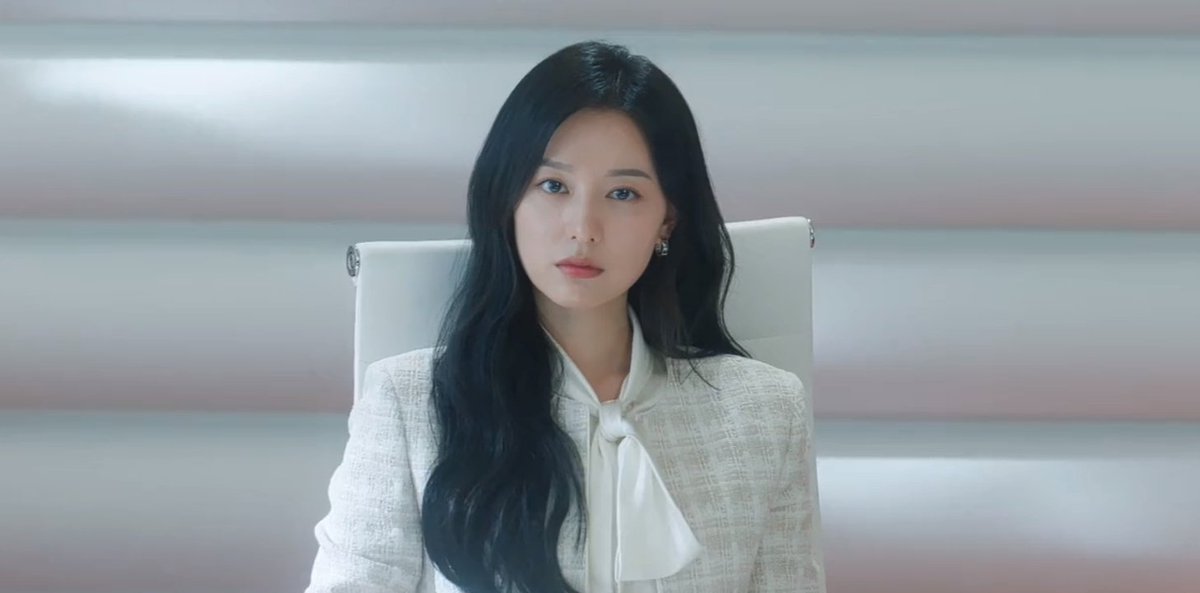 claudiapaway's tweet photo. natapos ko na hannibal, nag queen of tears na akooooo wahh inipon ko talaga mga eps at todo iwas sa related post about qot para di maspoiled. Tawang tawa ako kay kim soo hyun bwisit na yan hahahah kim ji won naman napakaganda!! https://t.co/euPUxH0OMC