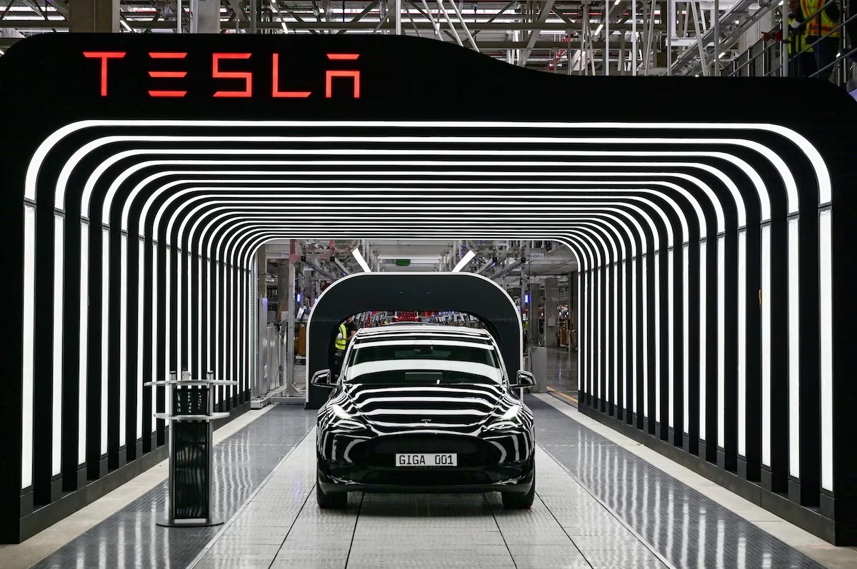 TESLA $TSLA IS RUMORED TO BE PREPARING A MASSIVE ROUND OF LAYOFFS - ELECTREK Electrek said it received several reports today from Tesla employees hearing rumors of an important round of layoffs happening this week at the company. Some of them are talking about layoffs as high as…