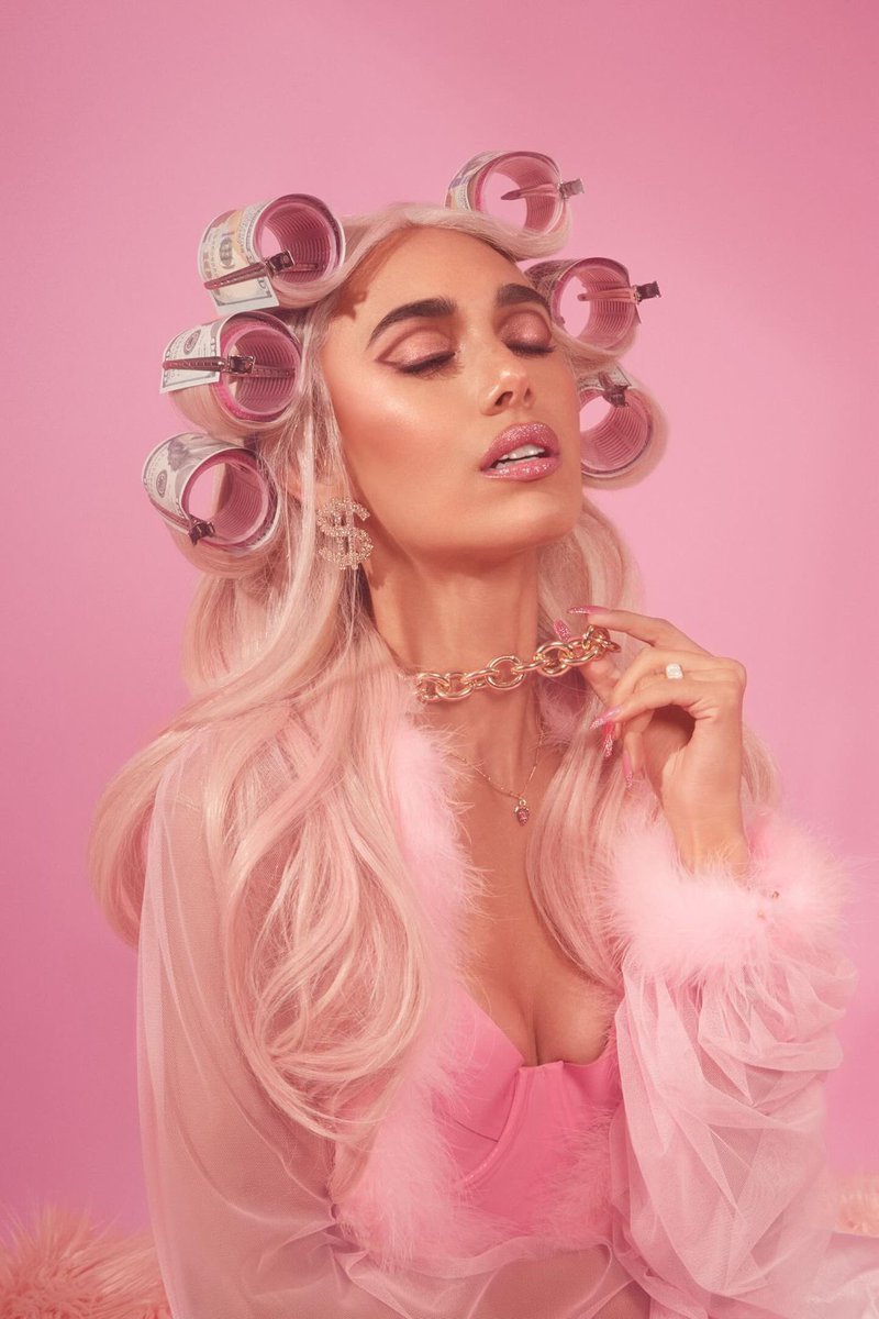Cremedela_ro's tweet image. What can I say — maybe pink is my power color 💖🌸

🎀 all images shot by me for @buxomcosmetics ✨

#Photography #makeupideas