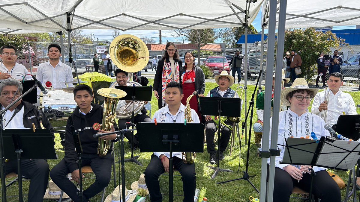 Oaxaca presente en ⁦Santa Cruz Hermandad de danzantes locales y de Zaachitla en La Guelaguetza. Evento cultural organizado por Senderos. Privilegio también escuchar a Paola Hersan y a la orquesta de Oaxaca. Gracias a Fe Silva y Neredia Robles por mantener nuestras tradiciones.