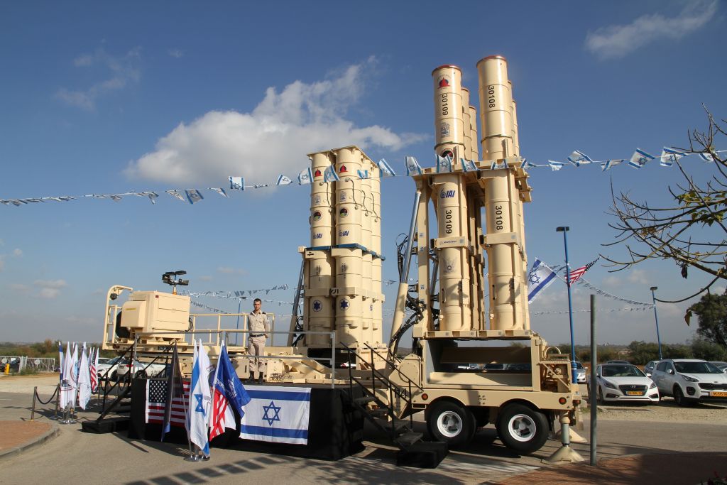 mungship's tweet photo. เห็นมีการพูดกันว่าอิสราเอลจะใช้จรวดสำหรับ Iron Dome จนหมด เลยอยากจะเขียนอะไรเล่น เกี่ยวกับระบบ Iron Dome ให้อ่านกันครับ

อ่านแล้วรีให้หน่อยนะครับ

ไอรอนโดมคืออะไร?

ไอรอนโดมเป็นชื่อเรียกของระบบป้องกันภัยทางอาการประเภทนึงที่อิสราเอลมีใช้ โดยจะเป็นระบบเครื่องยิงจรวดเคลื่อนที่ ซึ่ง จริง ๆ แล้วอิสราเอลมีระบบป้องกันภัยทางอากาหลายชั้น ไอรอนโดมคือหนึ่งใน 5 ชั้นของระบบรวมทั้งหมด จะขอเรียงลำดับตามระยะการป้องกันนี้นะครับ

ลูกศร (The Arrow) 

พัฒนาขึ้นมาในปี ผลิตเองในอิสราเอล โดยใช้ตัวและการสนับสนุนด้านเทคนิคจากสหรัฐ 1986 เป็นขีปนาวุธสำหรับป้องกันขีปนาวุธพิสัยไกล (ระยะ 300 กิโลเมตร) และหากเป็น ลูกศรชั้นที่ 3 (The Arrow 3) ยังสามารถป้องกันขีปนาวุธข้ามทวีป (ICBM ระยะ 5,000 กิโลเมตร) และขีปนาวุธความเร็วเหนือเสียง (Hypersonic) ได้

อธิบายแบบง่ายมันคือการเอาขีปนาวุธระยะกลางที่ยิงข้ามภูมิภาคได้ มาทำงานร่วมกับเรดาห์ปกติ, โดรนติดเรดาห์, ดาวเทียม และศูนย์ควบคุมกลางที่ใช้ในงานตรวจจับขีปนาวุธข้ามทวีปว่ามีความเสี่ยงจะลงพื้นที่ที่ต้องป้องกันหรือเปล่าแล้วยิงขึ้นไปป้องกันครับ The Arrow 3 มีระยะทำการ 2,400 กิโลเมตร สามารถอยดาวเทียมได้เลย

ราคาต่อ 1 ระบบคือ $170 ล้านดอลล์ ค่าขีปนาวุธ $2.2 ล้านดอลล์ ส่วนค่าพัฒนาไถจากสหรัฐมา $700 ล้านดอลล์

และ ICBM ถูกสุดเท่าที่อ่านเจอมา $100 ล้านดอลล์ต่อลูกครับ ดังนั้นฝ่ายป้องกันใช้เงินน้อยกว่าในระดับ ICBM ครับ