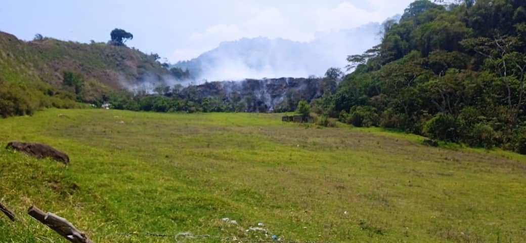 BoconoAlcaldia's tweet photo. Tras el incendio provocado cerca del vertedero de basura y la intención de generar zozobra en #Bocono funcionarios bomberiles y de Protección Civil combatieron es más de un 90% las llamas y continúan las labores para extinguirlas en su totalidad.  @Alejandro_psuv2 https://t.co/NP5EkyrSO2