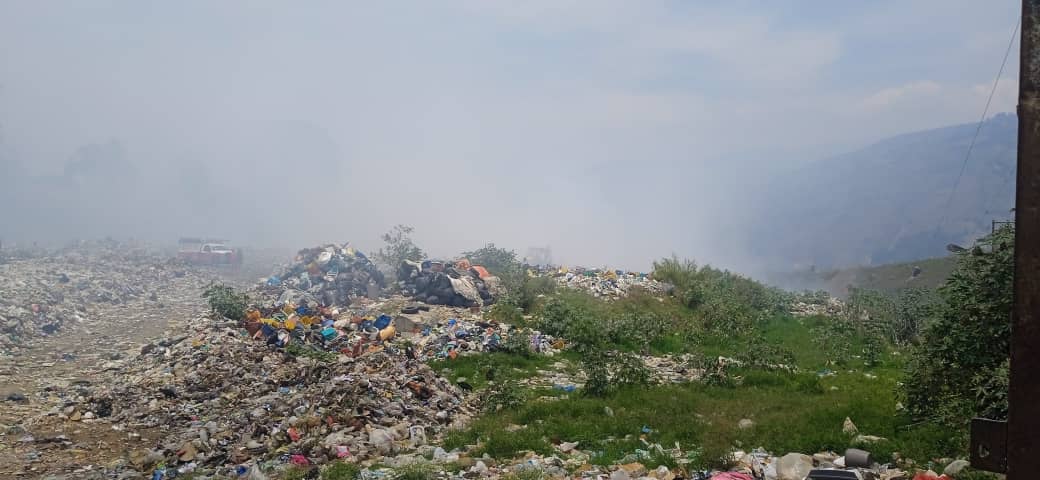 BoconoAlcaldia's tweet photo. Tras el incendio provocado cerca del vertedero de basura y la intención de generar zozobra en #Bocono funcionarios bomberiles y de Protección Civil combatieron es más de un 90% las llamas y continúan las labores para extinguirlas en su totalidad.  @Alejandro_psuv2 https://t.co/NP5EkyrSO2